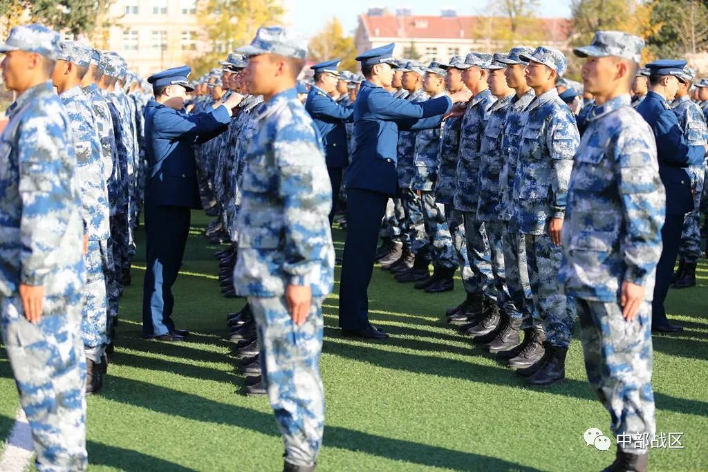 中部战区空军某新训旅举行授衔仪式,千余名新兵与人民