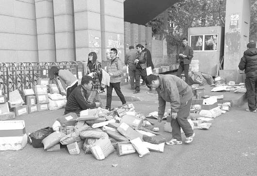 高校严打学生有偿代取快递 以扣毕业证威胁|快