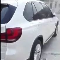 卡友新提的小车，卡友说：这就是安全带有点勒脖子