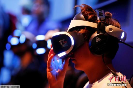 资料图:一名玩家体验VR设备。