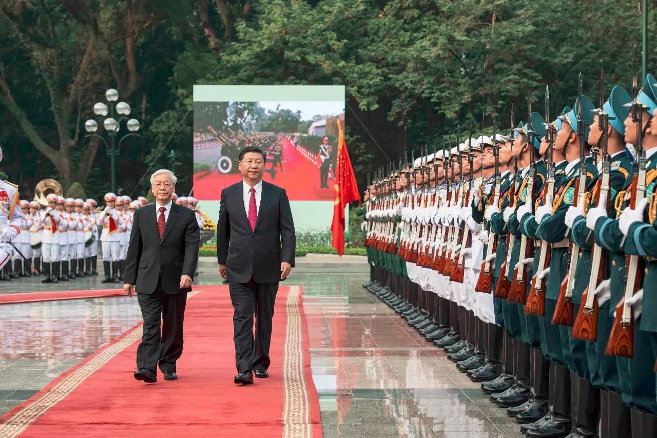 当天晚上,阮富仲和越南国家主席陈大光为习近平举行隆重欢迎宴会。河内国际会议中心内宾朋云集,气氛热烈友好。宴会前,习近平和阮富仲还一同参观了“越南摄影家眼中的中国”摄影展。