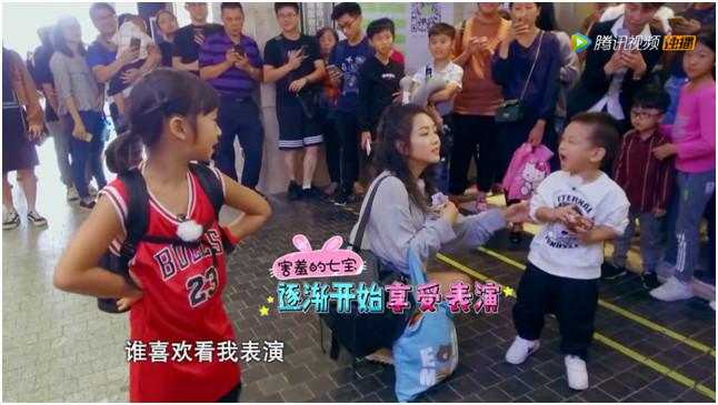 何洁节目中带七宝卖唱 混血宝宝周嘉诚加盟|