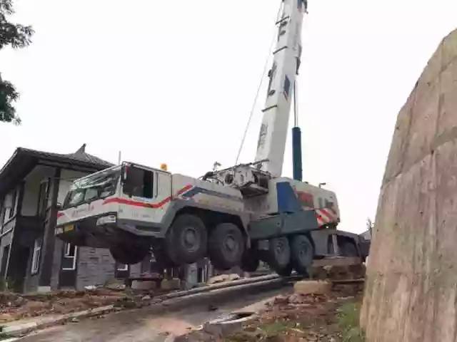 220吨吊车60吨配重作业,踩高跷啊!