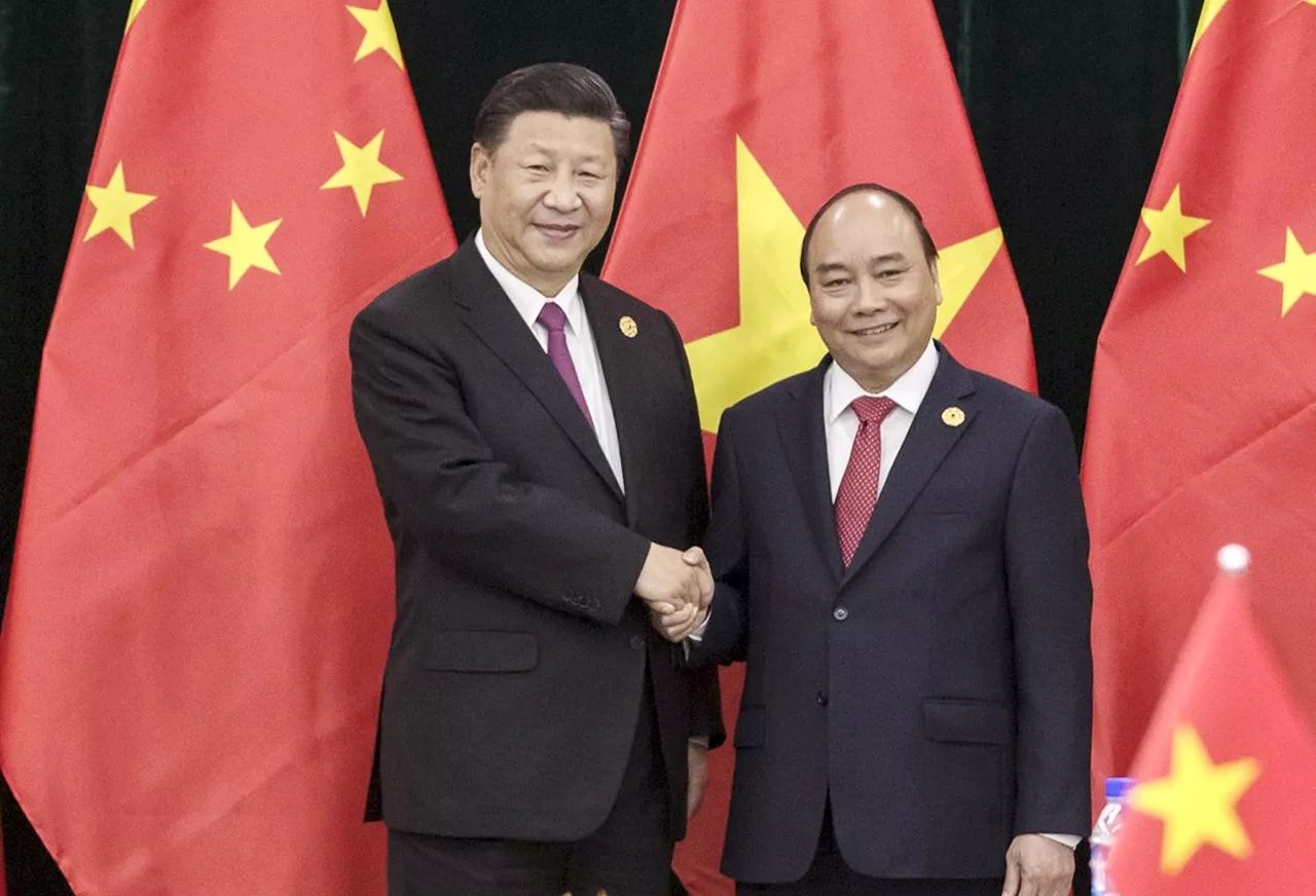 11月11日,中共中央总书记、国家主席习近平在岘港行政中心会见越南总理阮春福。新华社记者费茂华摄