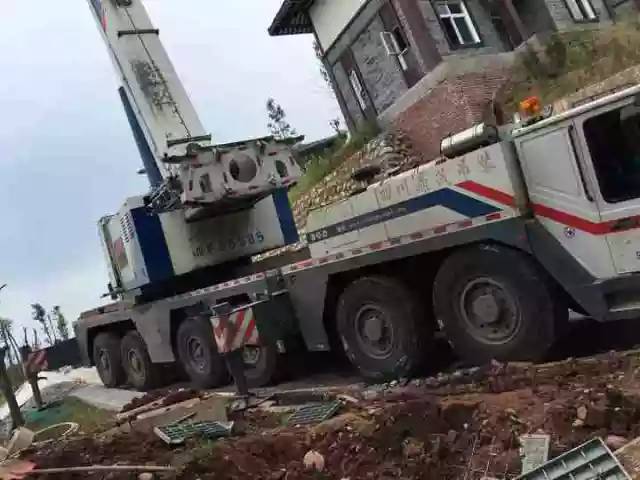 220吨吊车60吨配重作业,踩高跷啊!