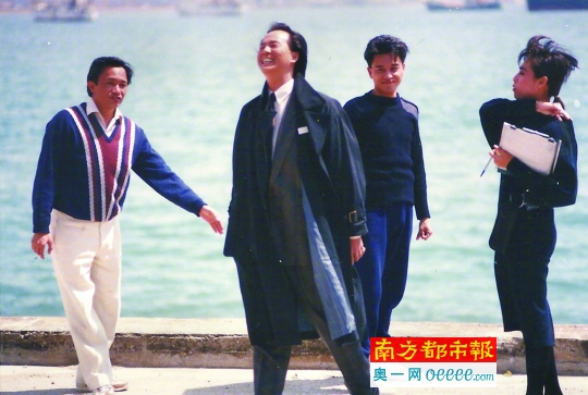 31年前的片场,导演吴宇森和主演周润发,狄龙,张国荣相处得有多么和谐