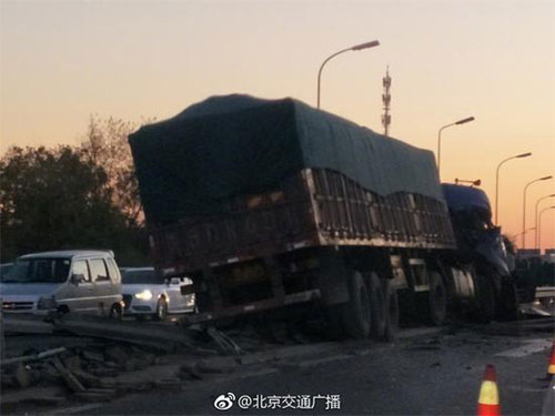 北京北五环大货车撞护栏致拥堵 目前仍在等救援车