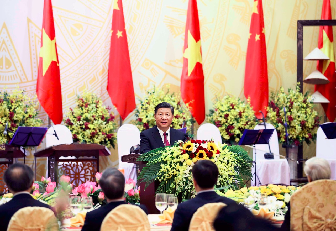 11月12日,中共中央总书记、国家主席习近平出席越共中央总书记阮富仲和越南国家主席陈大光在河内国际会议中心举行的隆重欢迎宴会。这是习近平在欢迎宴会上致辞。新华社记者兰红光摄
