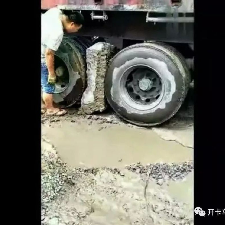轮胎上卡了大石头，敲都敲不掉,这也太惨了