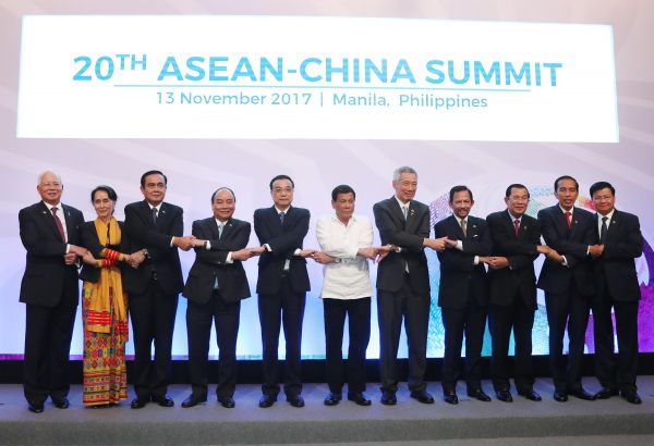 11月13日，国务院总理李克强在菲律宾国际会议中心出席第20次中国-东盟（10+1）领导人会议。这是会前，李克强同与会东盟十国领导人合影。（新华社）