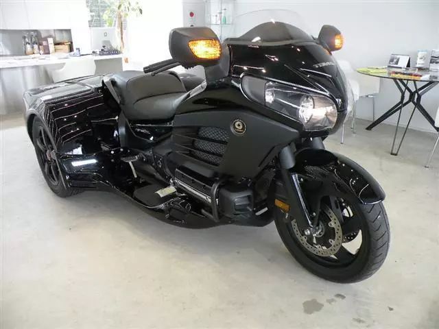 几十万的本田摩托车不够骑,改装成保时捷和法