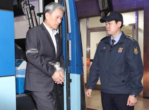13日上午,在首尔中央地方检察院,前国防部长官金宽镇走下押送车,接受被捕之后的首次调查。法院本月11日签发了对金宽镇的逮捕令。(图片来源:韩联社)