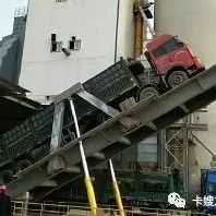 惊呆了！第一次见到货车卸货还有这样操作的！！