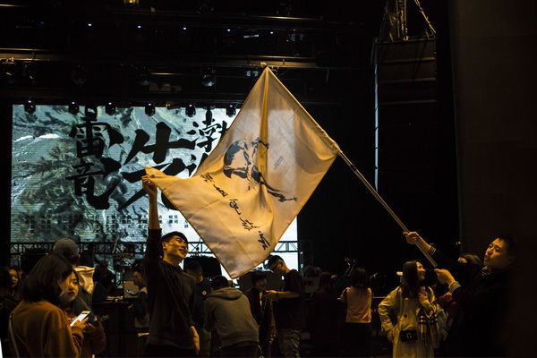 现场|万能青年旅店:风吹黄叶,悲歌快进|万能青年