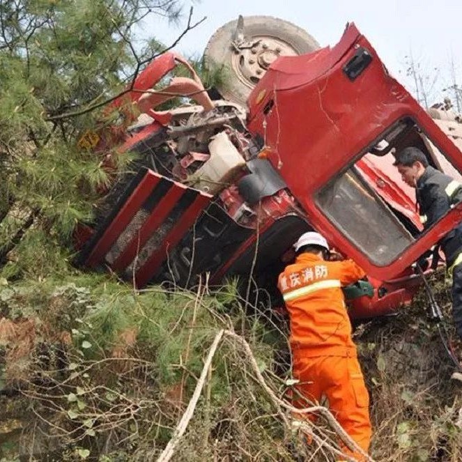 三辆重型卡车并排行驶，监控拍下他们毁天灭地的一幕！太可怕了！！