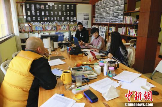 图为:电视剧《女武生》主创人员正在探讨拍摄细节。 张勇 摄