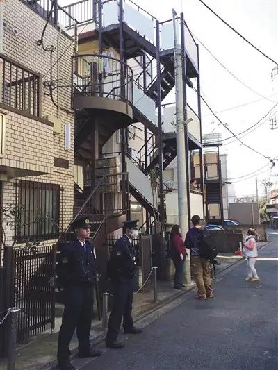 ▲去年11月5日下午，警察守在东京中野区江歌住所门口。受访者供图