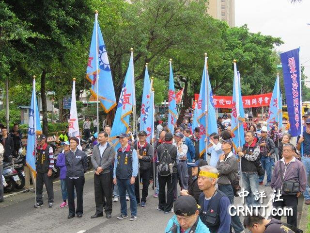13日上午，台湾“八百壮士”前往台湾行政机构前进行抗议。（图片来源：香港中评社）