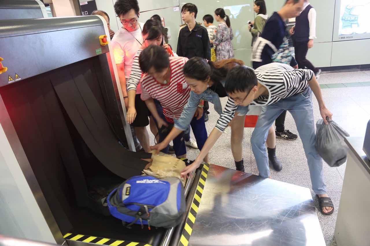 过安检刷脸就行！广州地铁部分车站26日起试用安检新技术_安检门