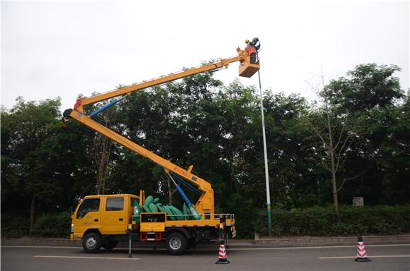 区实施绿色照明改造 行道路灯每年节约费用41