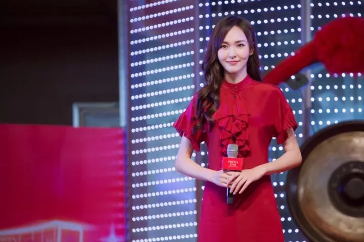 杭州这家上市企业很亮眼,唐嫣今日打扮美美为