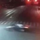电动车闯红灯，轿车司机避让不及撞信号灯死亡！