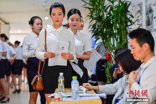資料圖：正在參加校園招聘的大學生。中新社記者 駱云飛 攝