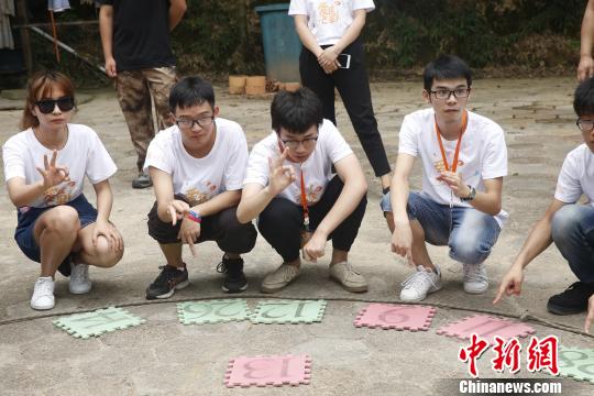 资料图：台湾高校学生湖南石燕湖参加拓展训练。　唐哲威　摄