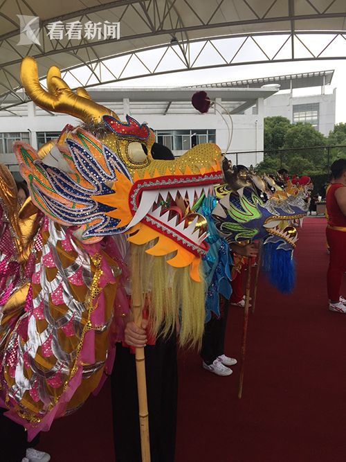 中华传统体育进校园 首届上海高校舞龙赛举行