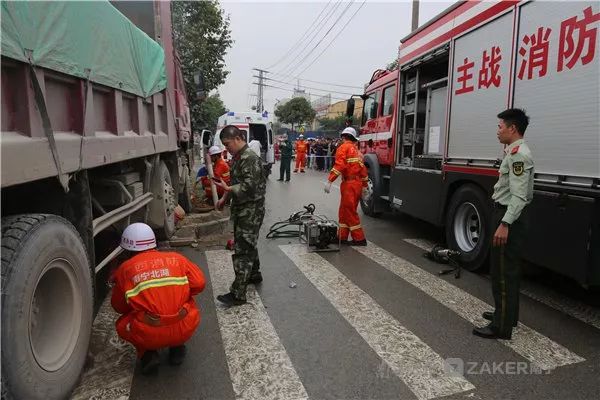 悲痛!孩子被压大货车底哭喊:爸爸快来救我!事故