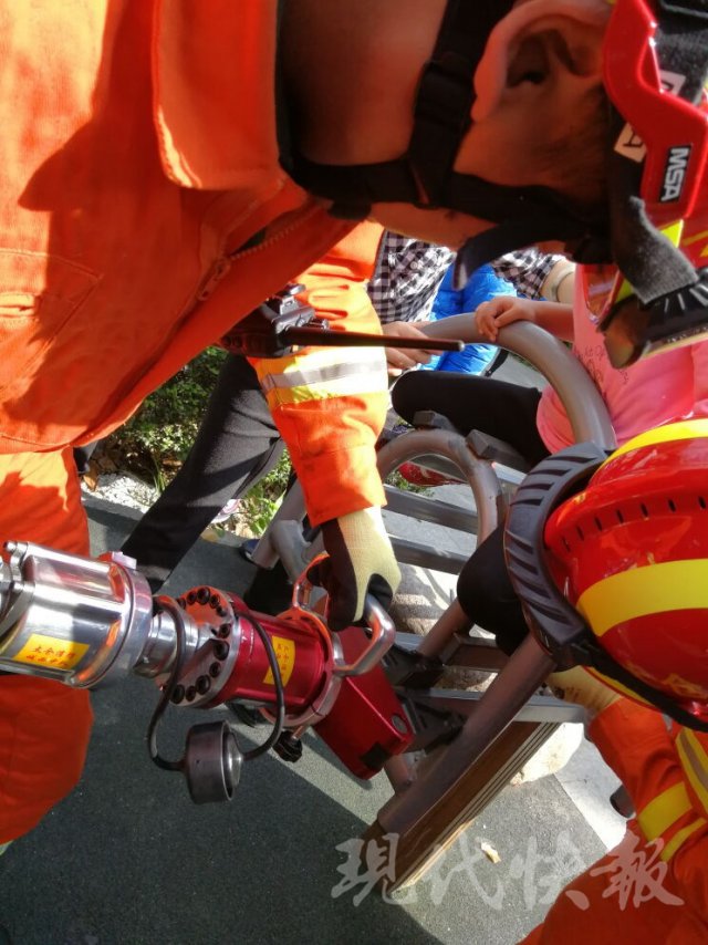 别让孩子玩小区的健身器械了 又有人被卡了!|器