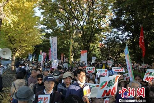 资料图：2017年11月3日是日本“和平宪法”公布71周年纪念日，在位于东京永田町的国会前，4万日本民众走上街头，高喊“反对‘修宪’”“守护‘第九条’”等口号，进行游行。中新社记者 吕少威 摄