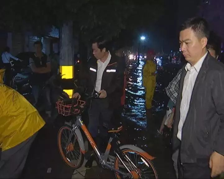 海口:连夜调研路面积水情况 直面顽疾研究加