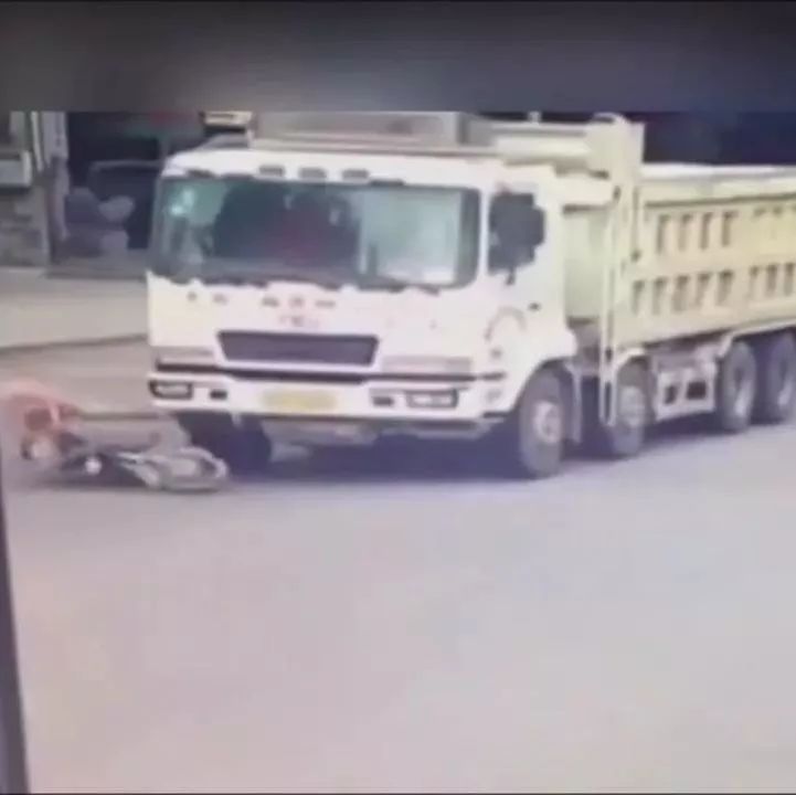 男子故意横在货车前，大货车司机也真是干脆