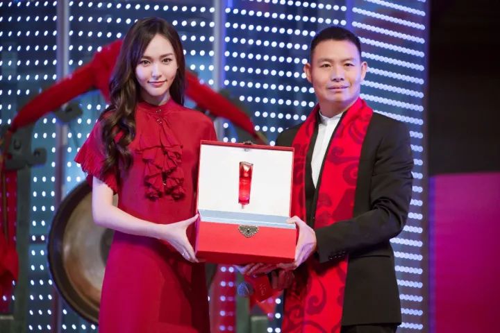 杭州这家上市企业很亮眼,唐嫣今日打扮美美为