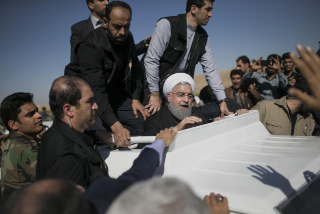 11月14日，伊朗总统鲁哈尼（中）视察地震重灾区萨尔波勒扎哈卜。（新华社发）