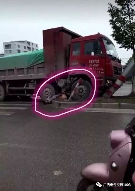 悲痛!孩子被压大货车底哭喊:爸爸快来救我!事故