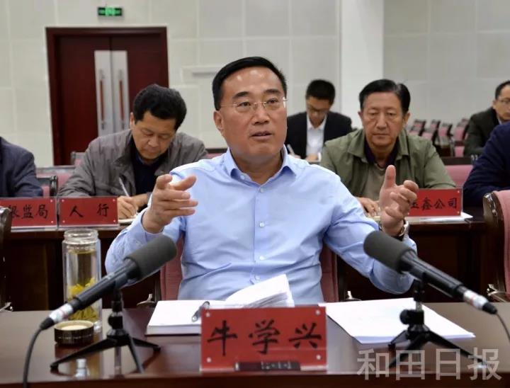 牛学兴与新疆发展商会部分企业座谈时表示和田重点建设这些项目和中心