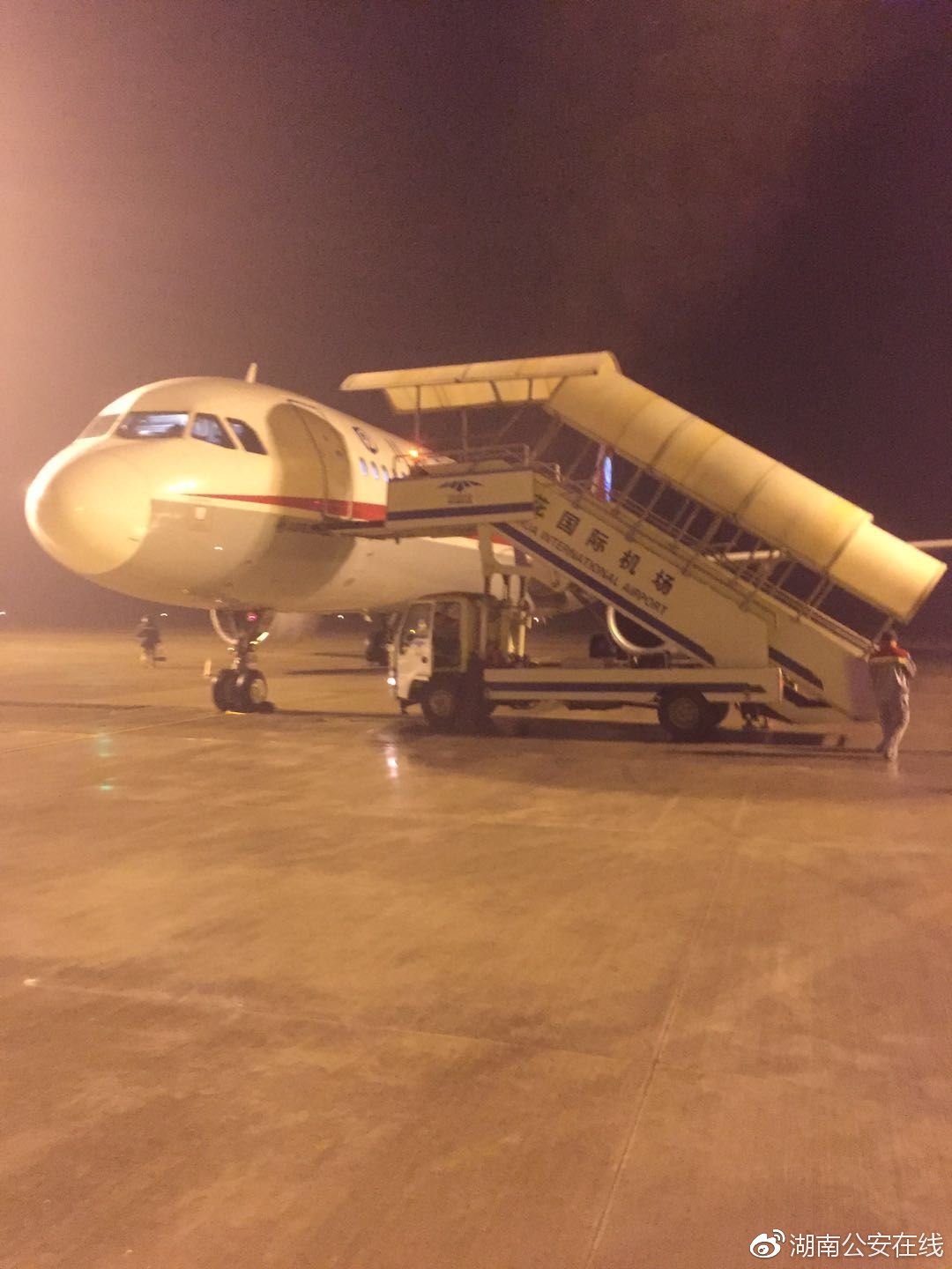 厦门飞重庆航班疑似被劫机?乘客机舱内大喊有