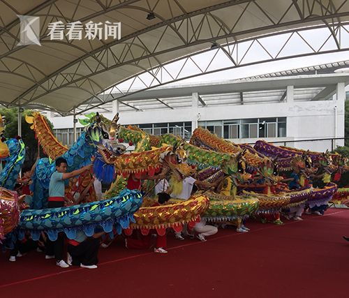 中华传统体育进校园 首届上海高校舞龙赛举行