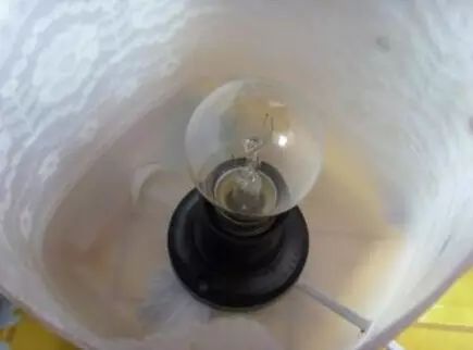 火柴棍吊水瓶的原理_用火柴棍就能把瓶装水吊在桌边,是真的吗(2)