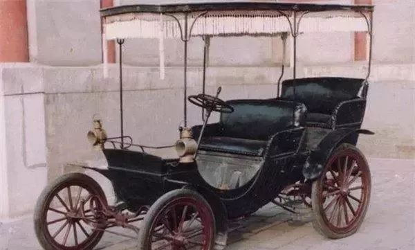 在中国,哪些人是最早开上豪车的?第一个奔驰车