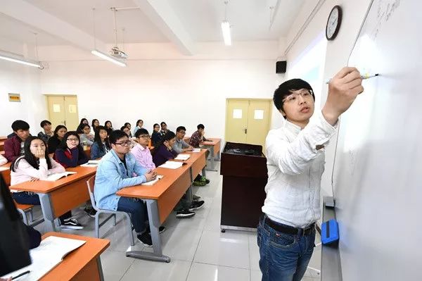  ▲台籍青年教师黄志伟在湖北经济学院给学生上课。