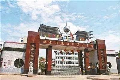 三问湖南弑师案:高中生为何带刀上学?刑责年