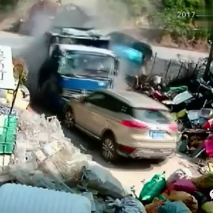 视频精选丨真可怕！监控实拍多辆卡车连环相撞事故！现场一片狼藉！