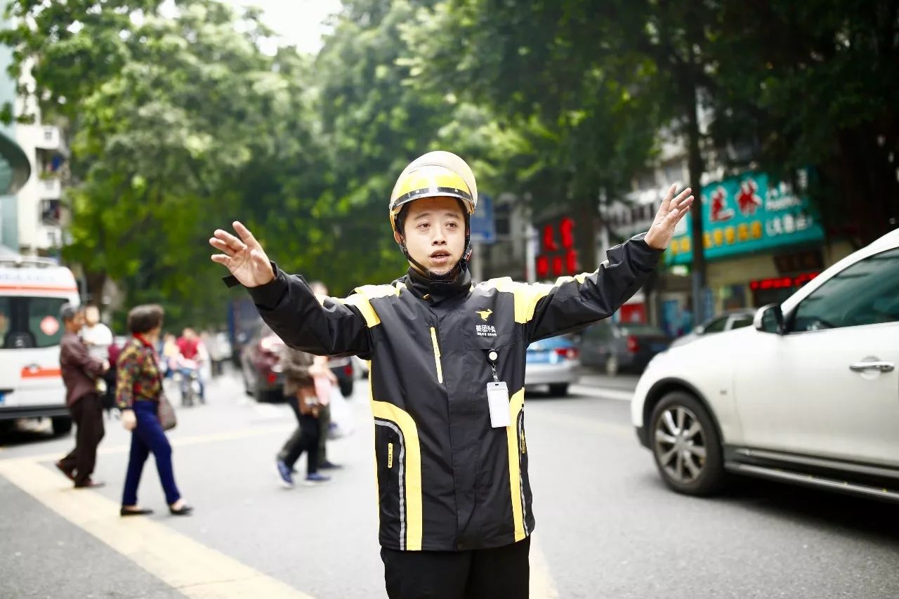 谢谢你!病人危急,救护车被堵路上…这位外卖小