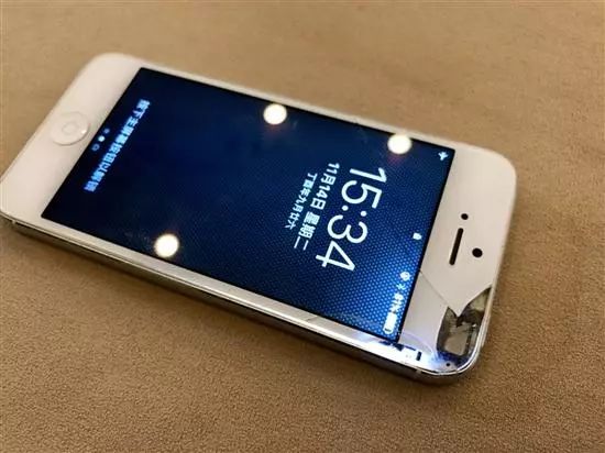死忠果粉坚守iPhone 5：都摔成渣了也不换