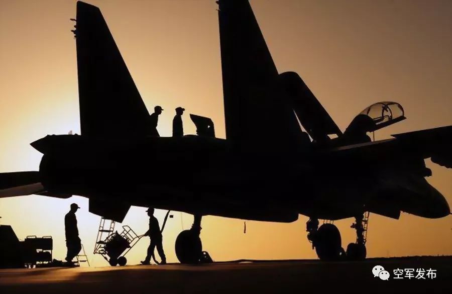 空军娃第一次体验空军部队:蓝天是首澎湃的歌