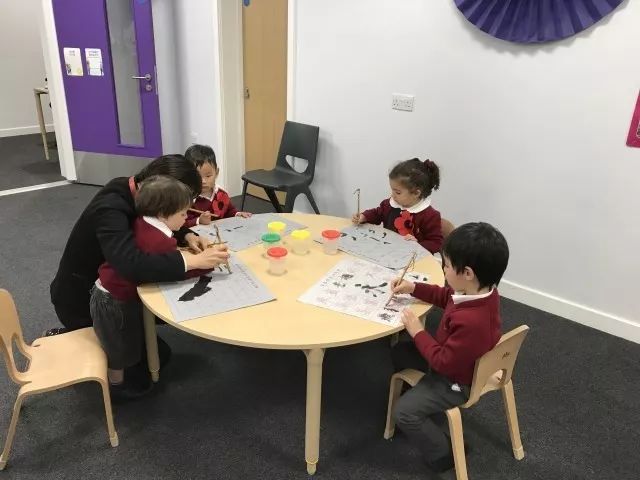 英国开办欧洲首家中英双语小学,有家长说孩子