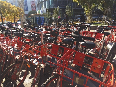 昨日，西单地铁站附近，经单车管理员收集整理后，摩拜单车整齐地摆放在停车区域。新京报记者 王巍 摄